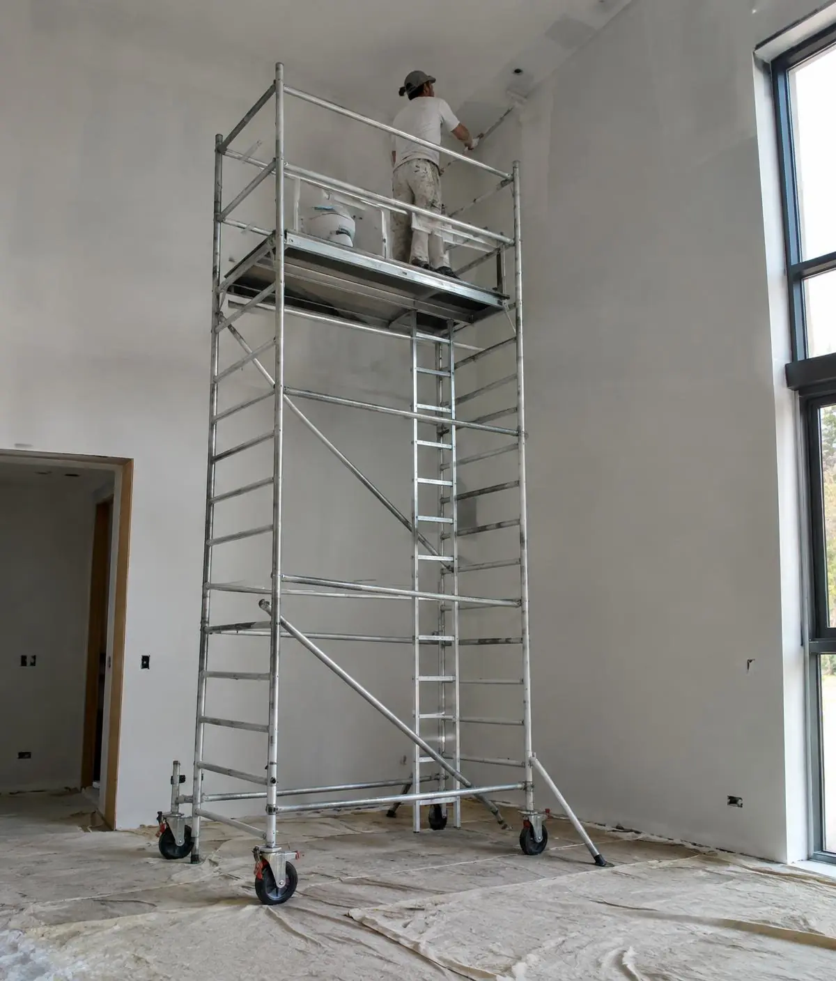 Torre de andamio sobre ruedas con escalera interna en un interior en obra (imagen ilustrativa)